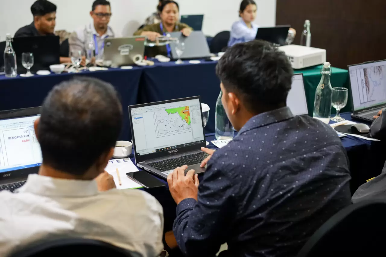 Operator Geographic Information System (GIS)